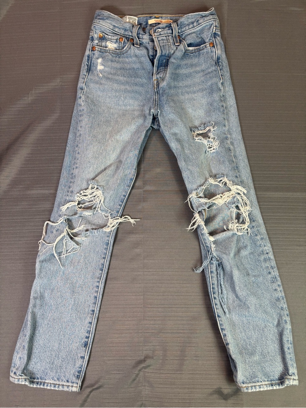 Levi’s Wedgie Straight Jeans Women’s 25 Light Wash Distressed Ripped